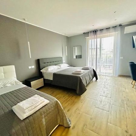 Aqua B&B - Rooms And Apartments 밀라초 외부 사진