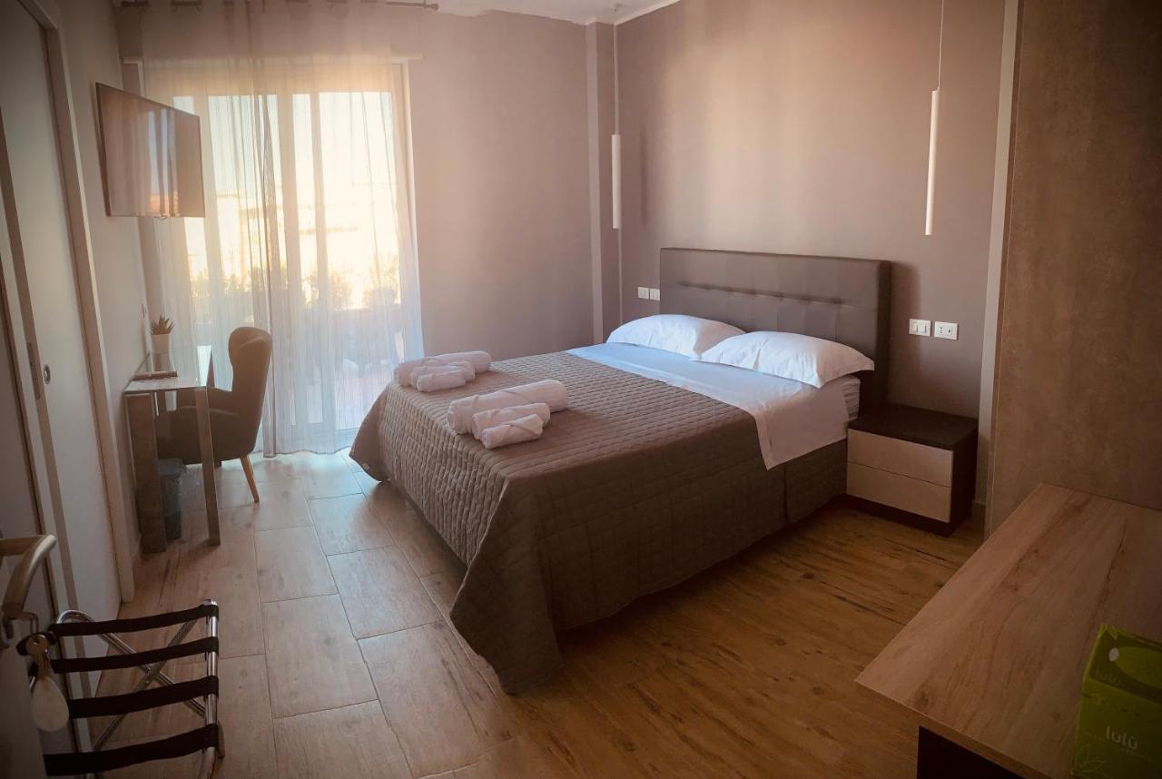 Aqua B&B - Rooms And Apartments 밀라초 외부 사진